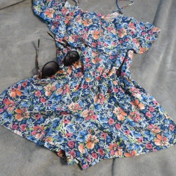 Socialite Other - Sweet & stylish spaghetti strap w/ruffle Romper